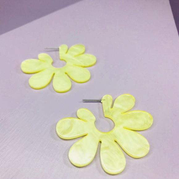 🆑 Yellow Blossom Hoop Earrings - Picture 2 of 5